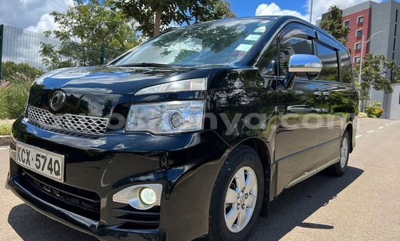 Oofamaa Toyota Voxy Black Makiinaa iti Bute keessatti Northeast Kenya keessatti