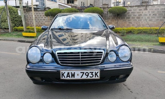 Oofamaa Mercedes-Benz E-Classe Black Makiinaa iti Changamwe keessatti Coast keessatti