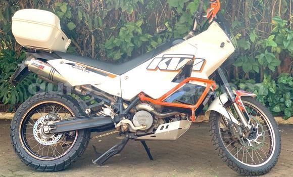 Oofamaa KTM 990 White Doqdoqqee iti Nairobi keessatti Nairobi keessatti