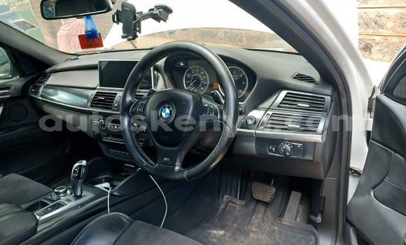 Oofamaa BMW X6 White Makiinaa iti Bute keessatti Northeast Kenya keessatti Oofamaa BMW X6 White Makiinaa iti Bute keessatti Northeast Kenya keessatti