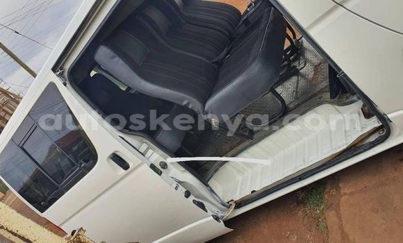 Oofamaa Toyota Hiace White Makiinaa iti Nairobi keessatti Nairobi keessatti Oofamaa Toyota Hiace White Makiinaa iti Nairobi keessatti Nairobi keessatti