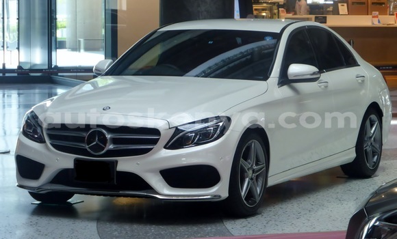 Oofamaa Mercedes-Benz C-Classe White Makiinaa iti Nairobi keessatti Nairobi keessatti