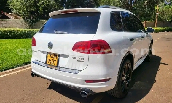 Oofamaa Volkswagen Touareg White Makiinaa iti Kiambu keessatti Central Kenya keessatti