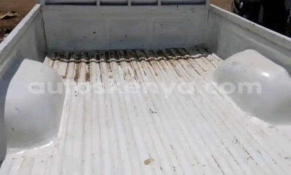 Nunua Ilio tumika Toyota Hilux Nyeupe Gari ndani ya Nairobi nchini Nairobi