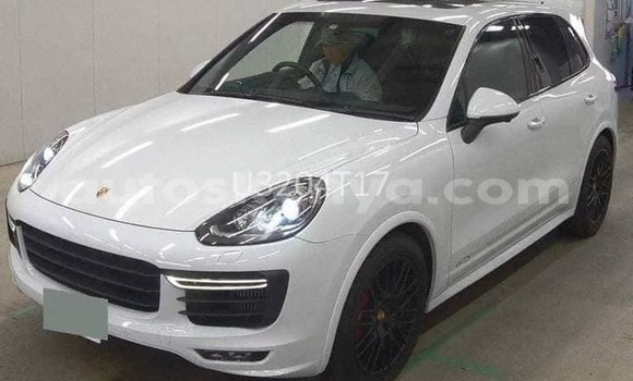 Oofamaa Porsche Cayenne White Makiinaa iti Chuka keessatti East Kenya keessatti