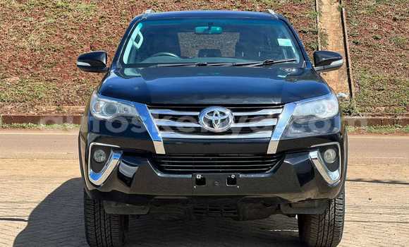 Nunua Ilio tumika Toyota Fortuner Nyeusi Gari ndani ya Bute nchini Kaskazini Mashariki mwa Kenya