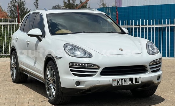 Oofamaa Porsche Cayenne White Makiinaa iti Bura keessatti Northeast Kenya keessatti