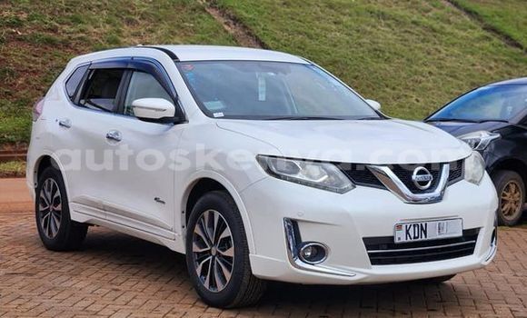 Oofamaa Nissan X–Trail White Makiinaa iti Bura keessatti Northeast Kenya keessatti