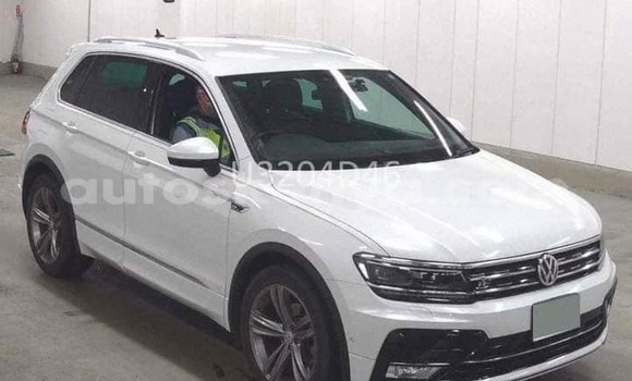 Oofamaa Volkswagen Tiguan White Makiinaa iti Nairobi keessatti Nairobi keessatti