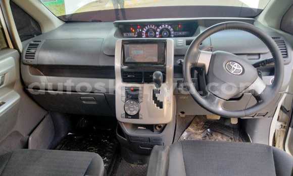 Oofamaa Toyota Voxy White Makiinaa iti Nairobi keessatti Nairobi keessatti Oofamaa Toyota Voxy White Makiinaa iti Nairobi keessatti Nairobi keessatti