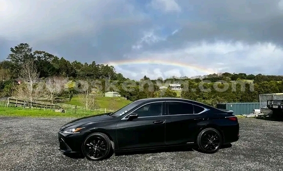 Oofamaa Lexus ES 300 Black Makiinaa iti Nairobi keessatti Nairobi keessatti