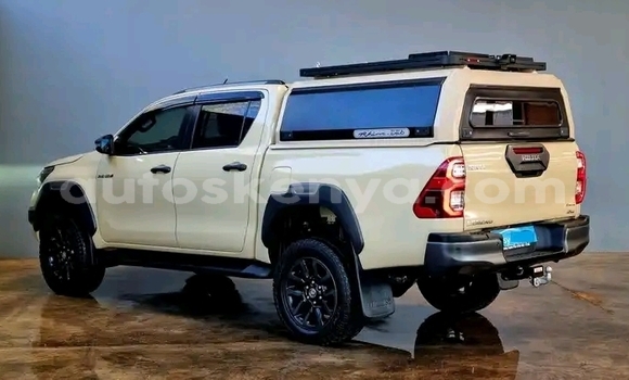 Buy Used Toyota Hilux Beige Car in Nairobi in Nairobi