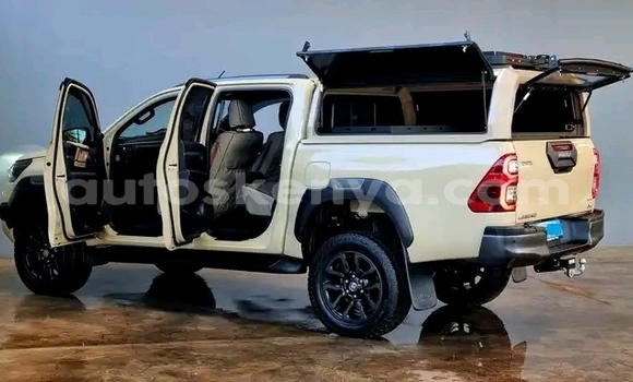 Buy Used Toyota Hilux Beige Car in Nairobi in Nairobi Buy Used Toyota Hilux Beige Car in Nairobi in Nairobi