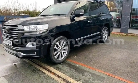 Oofamaa Toyota Land Cruiser Black Makiinaa iti Nairobi keessatti Nairobi keessatti