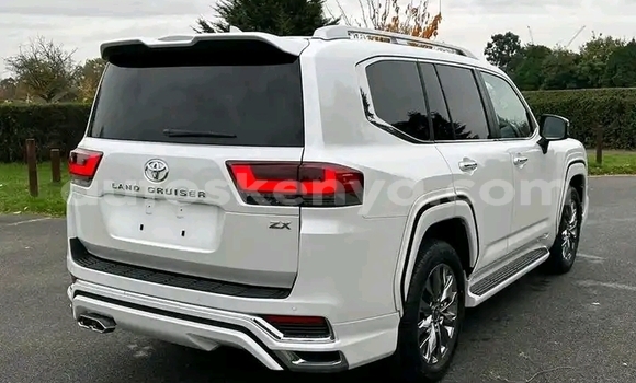 Nunua Ilio tumika Toyota Land Cruiser Nyeupe Gari ndani ya Nairobi nchini Nairobi