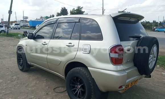 Nunua Ilio tumika Toyota RAV4 Kijani Gari ndani ya Nairobi nchini Nairobi