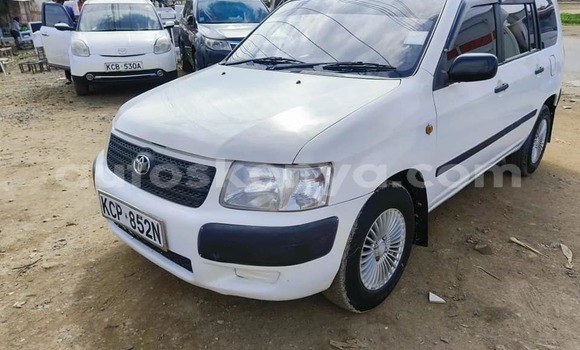 Oofamaa Toyota Succeed White Makiinaa iti Bissil keessatti Nairobi keessatti