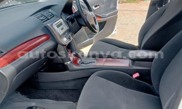 Oofamaa Toyota Premio White Makiinaa iti Bute keessatti Northeast Kenya keessatti Oofamaa Toyota Premio White Makiinaa iti Bute keessatti Northeast Kenya keessatti