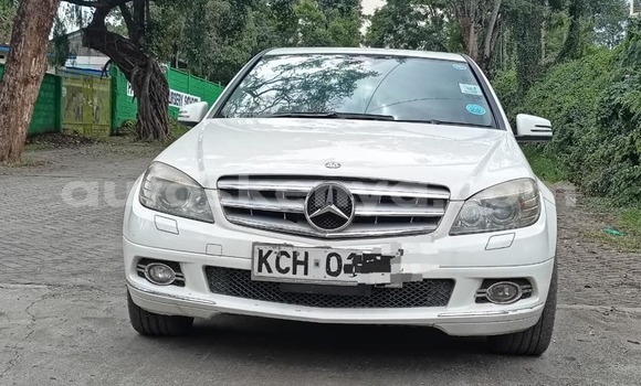 Oofamaa Mercedes‒Benz 230 White Makiinaa iti Busia keessatti West Kenya keessatti