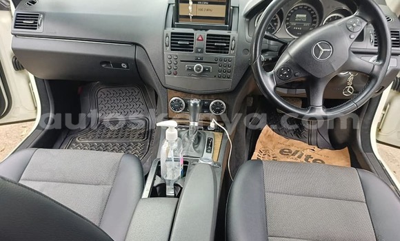 Oofamaa Mercedes‒Benz 230 White Makiinaa iti Busia keessatti West Kenya keessatti Oofamaa Mercedes‒Benz 230 White Makiinaa iti Busia keessatti West Kenya keessatti