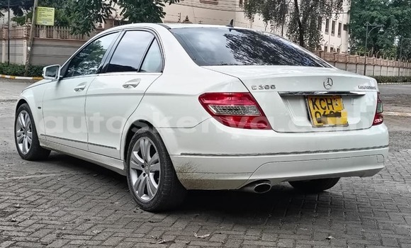 Oofamaa Mercedes‒Benz 230 White Makiinaa iti Busia keessatti West Kenya keessatti Oofamaa Mercedes‒Benz 230 White Makiinaa iti Busia keessatti West Kenya keessatti