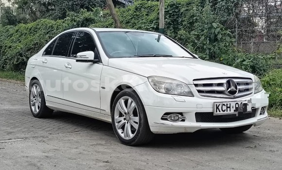 Oofamaa Mercedes‒Benz 230 White Makiinaa iti Busia keessatti West Kenya keessatti Oofamaa Mercedes‒Benz 230 White Makiinaa iti Busia keessatti West Kenya keessatti