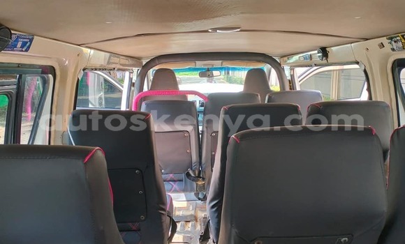 Oofamaa Toyota Hiace White Makiinaa iti Busia keessatti West Kenya keessatti Oofamaa Toyota Hiace White Makiinaa iti Busia keessatti West Kenya keessatti