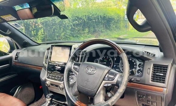 Oofamaa Toyota Highlander Black Makiinaa iti Bura keessatti Northeast Kenya keessatti Oofamaa Toyota Highlander Black Makiinaa iti Bura keessatti Northeast Kenya keessatti