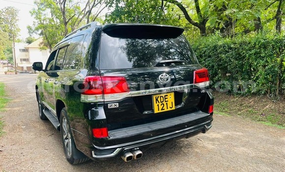 Oofamaa Toyota Highlander Black Makiinaa iti Bura keessatti Northeast Kenya keessatti Oofamaa Toyota Highlander Black Makiinaa iti Bura keessatti Northeast Kenya keessatti