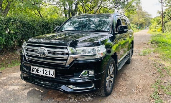 Oofamaa Toyota Highlander Black Makiinaa iti Bura keessatti Northeast Kenya keessatti Oofamaa Toyota Highlander Black Makiinaa iti Bura keessatti Northeast Kenya keessatti