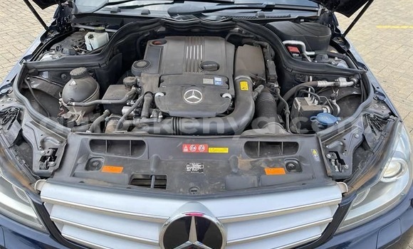 Oofamaa Mercedes‒Benz 190 (W201) Black Makiinaa iti Changamwe keessatti Coast keessatti Oofamaa Mercedes‒Benz 190 (W201) Black Makiinaa iti Changamwe keessatti Coast keessatti