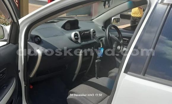 Oofamaa Toyota IST White Makiinaa iti Busia keessatti West Kenya keessatti Oofamaa Toyota IST White Makiinaa iti Busia keessatti West Kenya keessatti