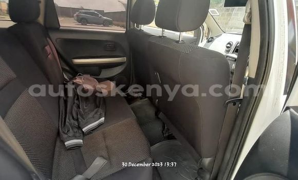 Oofamaa Toyota IST White Makiinaa iti Busia keessatti West Kenya keessatti Oofamaa Toyota IST White Makiinaa iti Busia keessatti West Kenya keessatti