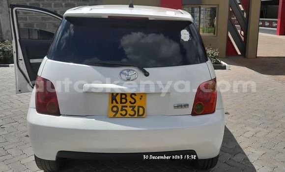 Oofamaa Toyota IST White Makiinaa iti Busia keessatti West Kenya keessatti Oofamaa Toyota IST White Makiinaa iti Busia keessatti West Kenya keessatti
