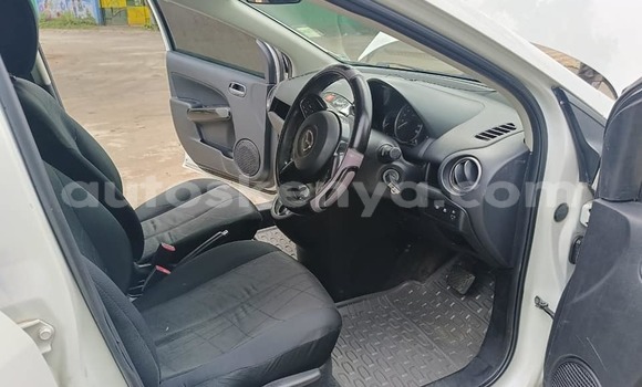 Oofamaa Mazda Demio White Makiinaa iti Bura keessatti Northeast Kenya keessatti Oofamaa Mazda Demio White Makiinaa iti Bura keessatti Northeast Kenya keessatti