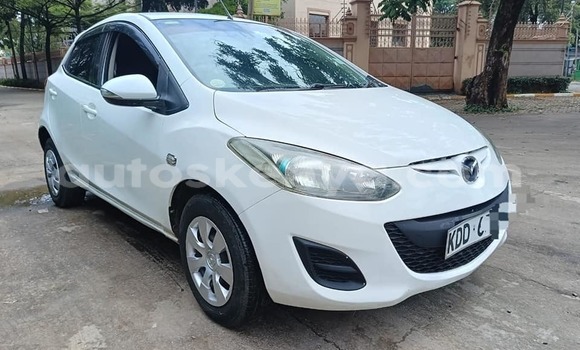 Oofamaa Mazda Demio White Makiinaa iti Bura keessatti Northeast Kenya keessatti Oofamaa Mazda Demio White Makiinaa iti Bura keessatti Northeast Kenya keessatti