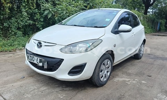 Oofamaa Mazda Demio White Makiinaa iti Bura keessatti Northeast Kenya keessatti Oofamaa Mazda Demio White Makiinaa iti Bura keessatti Northeast Kenya keessatti