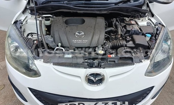 Oofamaa Mazda Demio White Makiinaa iti Bura keessatti Northeast Kenya keessatti Oofamaa Mazda Demio White Makiinaa iti Bura keessatti Northeast Kenya keessatti