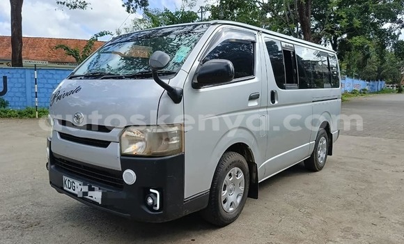 Oofamaa Toyota Hiace White Makiinaa iti Bura keessatti Northeast Kenya keessatti Oofamaa Toyota Hiace White Makiinaa iti Bura keessatti Northeast Kenya keessatti