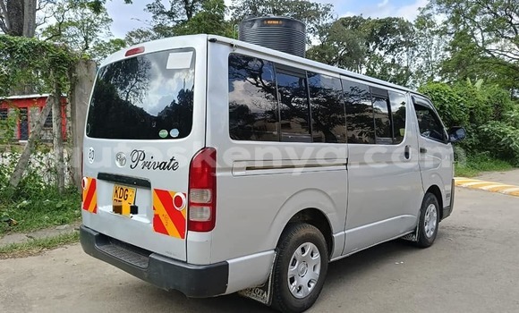 Oofamaa Toyota Hiace White Makiinaa iti Bura keessatti Northeast Kenya keessatti Oofamaa Toyota Hiace White Makiinaa iti Bura keessatti Northeast Kenya keessatti