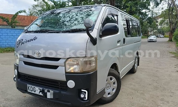 Oofamaa Toyota Hiace White Makiinaa iti Bura keessatti Northeast Kenya keessatti Oofamaa Toyota Hiace White Makiinaa iti Bura keessatti Northeast Kenya keessatti