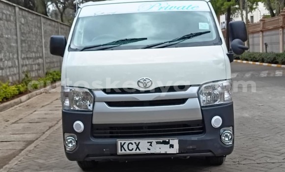Oofamaa Toyota Hiace White Makiinaa iti Bura keessatti Northeast Kenya keessatti