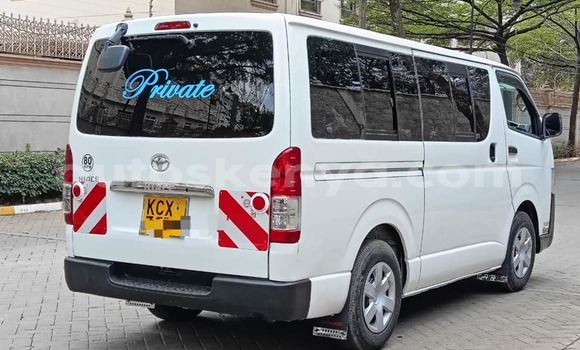 Oofamaa Toyota Hiace White Makiinaa iti Bura keessatti Northeast Kenya keessatti Oofamaa Toyota Hiace White Makiinaa iti Bura keessatti Northeast Kenya keessatti