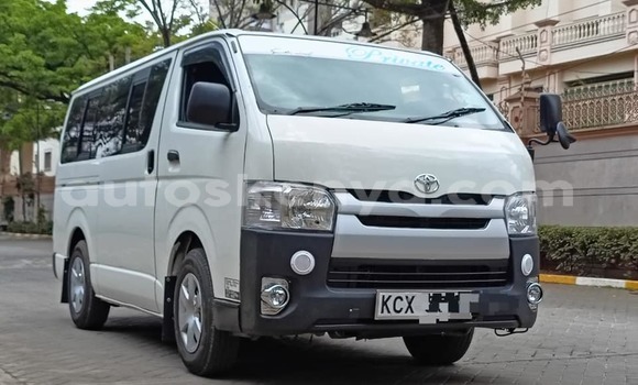 Oofamaa Toyota Hiace White Makiinaa iti Bura keessatti Northeast Kenya keessatti Oofamaa Toyota Hiace White Makiinaa iti Bura keessatti Northeast Kenya keessatti