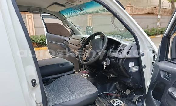 Oofamaa Toyota Hiace White Makiinaa iti Bura keessatti Northeast Kenya keessatti Oofamaa Toyota Hiace White Makiinaa iti Bura keessatti Northeast Kenya keessatti