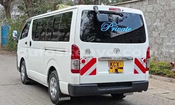 Oofamaa Toyota Hiace White Makiinaa iti Bura keessatti Northeast Kenya keessatti Oofamaa Toyota Hiace White Makiinaa iti Bura keessatti Northeast Kenya keessatti