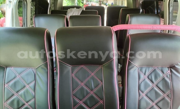 Oofamaa Toyota Hiace White Makiinaa iti Busia keessatti West Kenya keessatti Oofamaa Toyota Hiace White Makiinaa iti Busia keessatti West Kenya keessatti