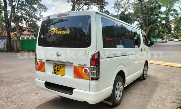 Oofamaa Toyota Hiace White Makiinaa iti Busia keessatti West Kenya keessatti Oofamaa Toyota Hiace White Makiinaa iti Busia keessatti West Kenya keessatti