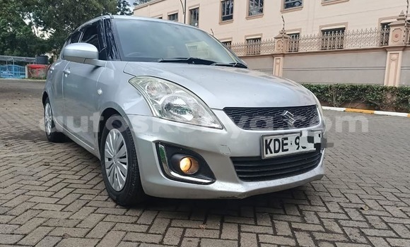 Oofamaa Suzuki Swift White Makiinaa iti Bura keessatti Northeast Kenya keessatti Oofamaa Suzuki Swift White Makiinaa iti Bura keessatti Northeast Kenya keessatti