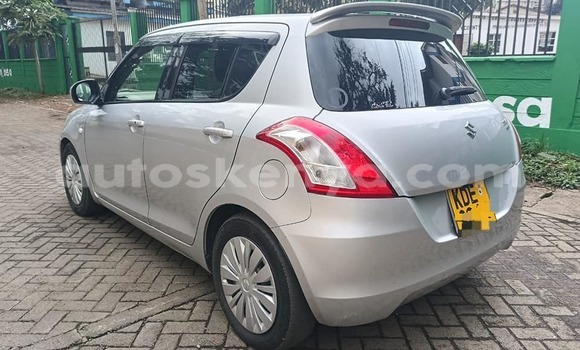 Oofamaa Suzuki Swift White Makiinaa iti Bura keessatti Northeast Kenya keessatti Oofamaa Suzuki Swift White Makiinaa iti Bura keessatti Northeast Kenya keessatti